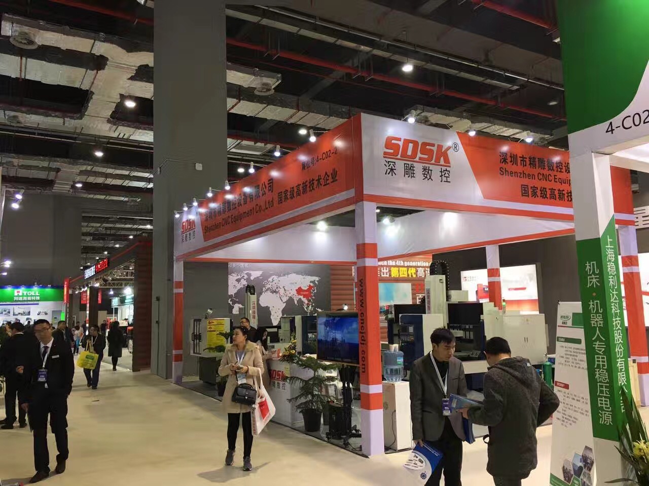 深圳精雕參加上海國際機(jī)床展會取得圓滿成功。展會上，公司主營機(jī)器，玻璃精雕機(jī)，大型精雕機(jī)，從外觀尺寸來講得到許多客戶的贊譽(yù)和認(rèn)可。